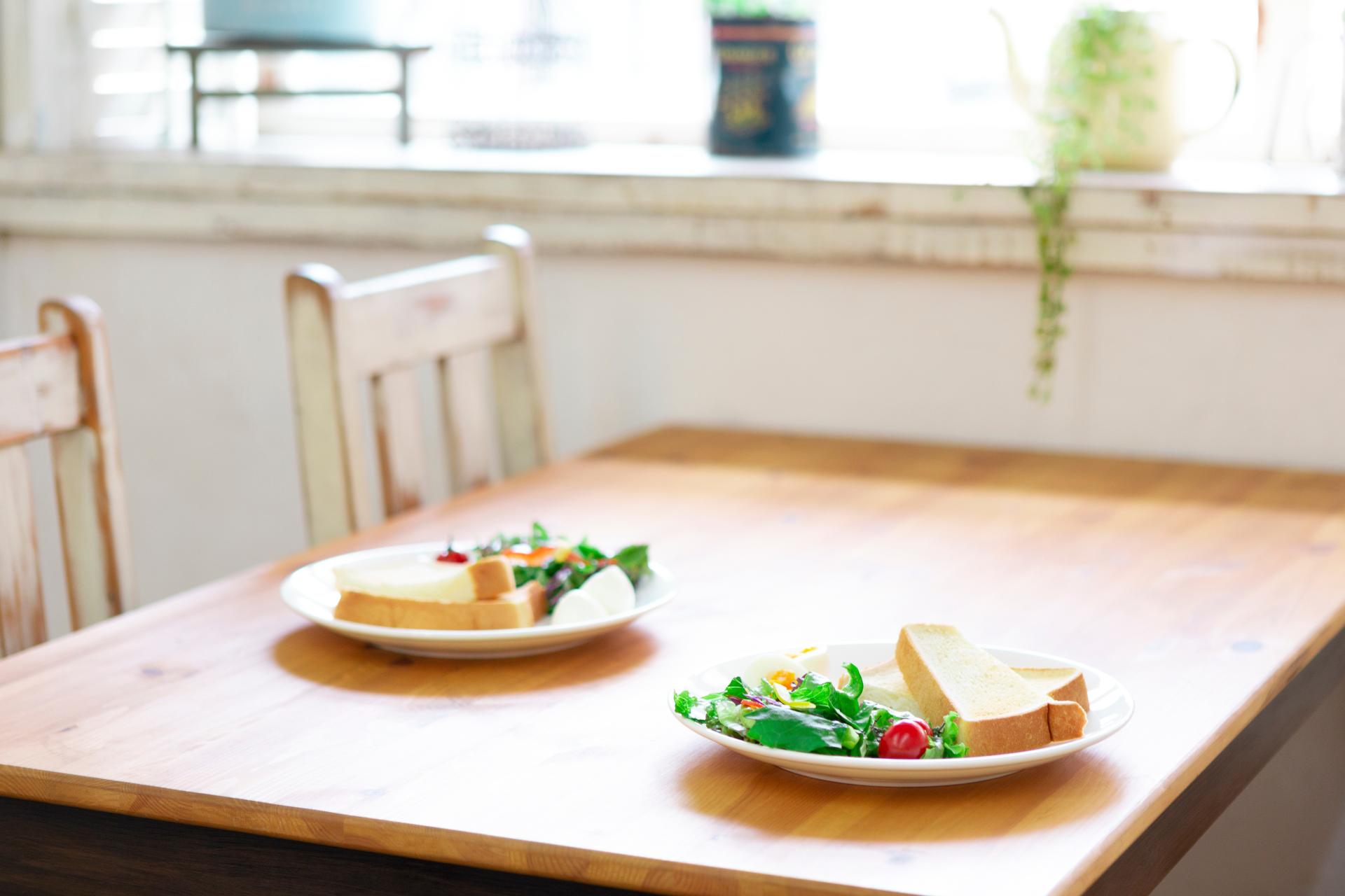 木製ダイニングテーブルの食卓風景