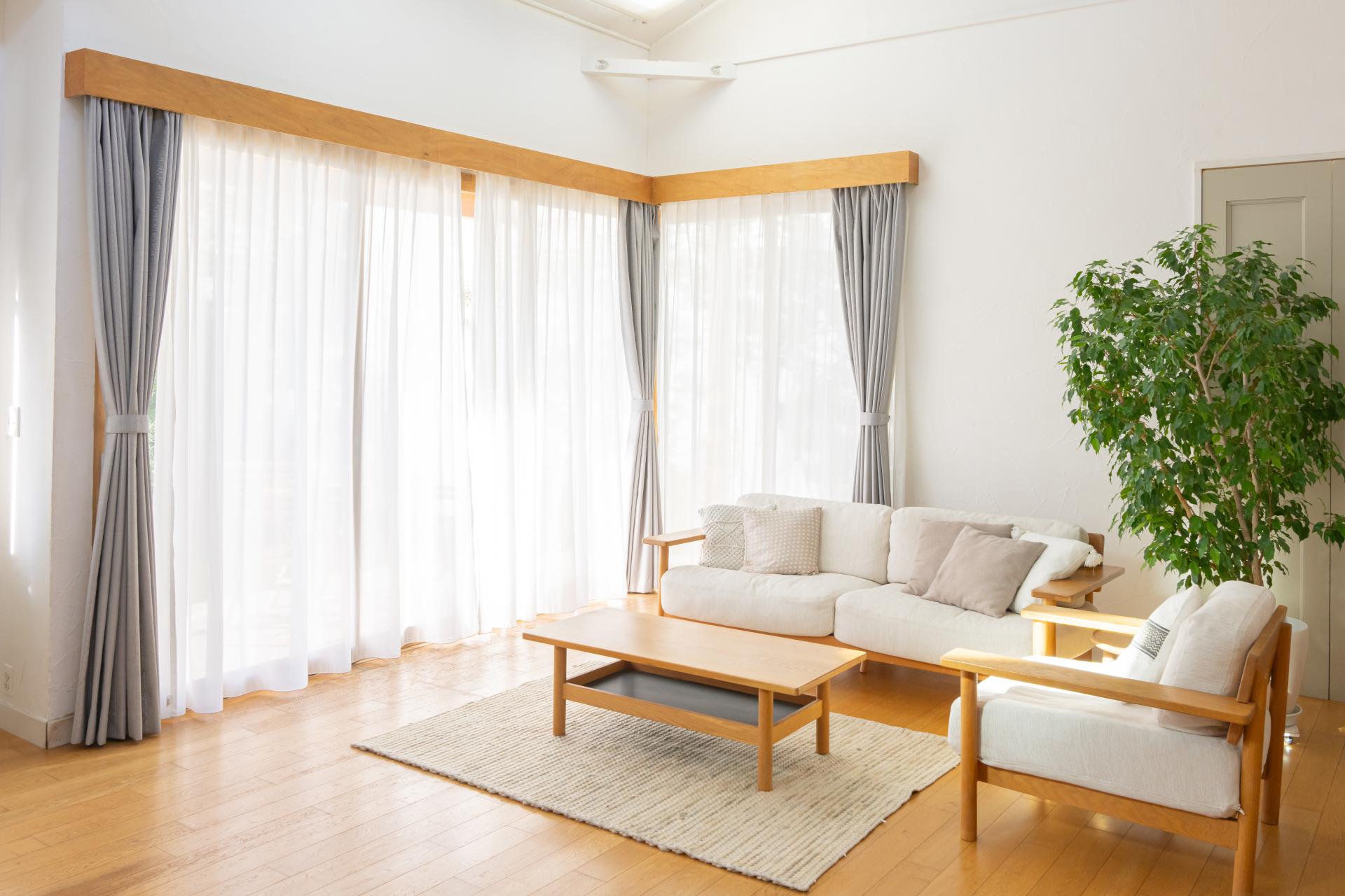 カーテンと家具で整えた心地よいリビング